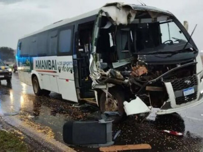 Rapaz fica ferido em acidente entre ônibus de MS e carreta no Paraná