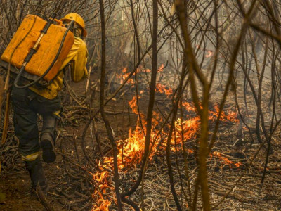 Bombeiros atuam há quatro dias para conter incêndio iniciado por caminhão e monitora foco na Bolívia