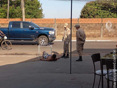 De andador e ferido a tiros, homem busca ajuda em comércio no Tiradentes