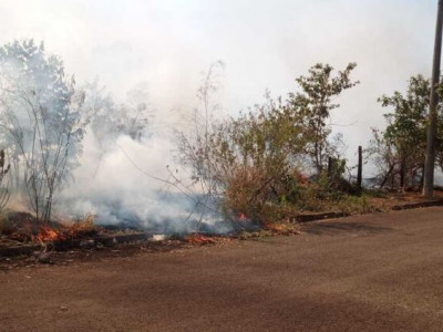 Incêndio gigantesco assusta moradores na Vila Fernanda