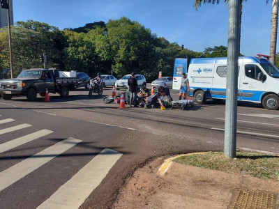 Motociclista e passageira ficam feridos em acidente na Avenida Mato Grosso