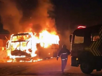 Ônibus em chamas assusta moradores em Naviraí