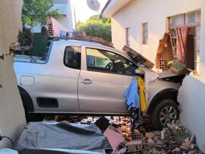 Carro desgovernado derruba muro e parede de casa; mulheres e criança ficaram feridas