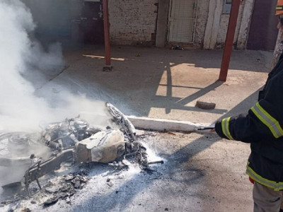 Incêndio destrói motocicleta em Corumbá