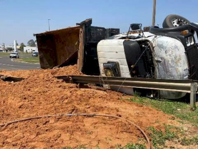 Motorista perde controle da direção e tomba caminhão em rotatória de Campo Grande