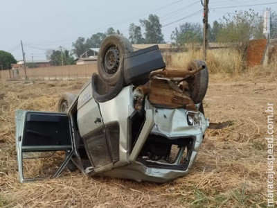 Carreta bi-trem colide em traseira de Uno que capota na BR-163 e deixa motorista ferido