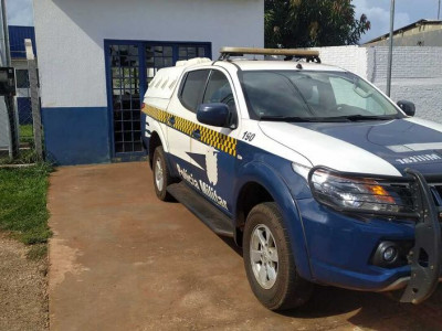 Homem invade casa da ex-mulher, agride com banco e tenta estuprá-la em Sidrolândia