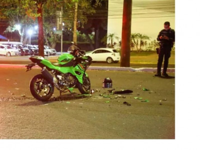 Motociclista é socorrido em estado grave ao colidir com pick-up