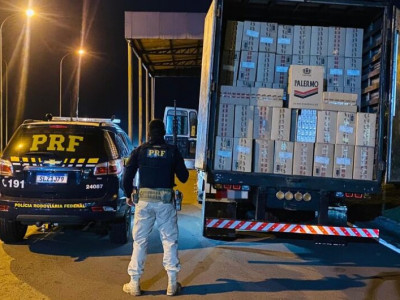 Motorista foge da polícia e abandona 250 mil maços de cigarro em caminhão