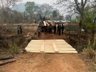 Polícia e indígenas selam acordo e ponte incendiada é reconstruída