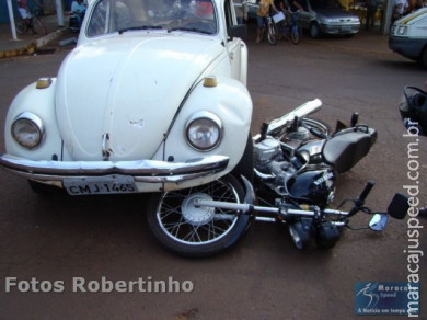 Colisão entre moto e carro no centro de Maracaju