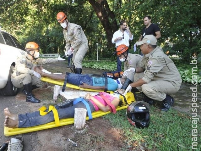 Audi sai da pista para não atropelar casal que caiu ao bater moto em carro