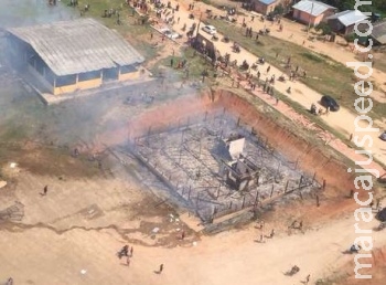 Revoltados, moradores incendeiam casas de prefeito