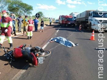 Motociclista morre ao ter cabeça esmagada por carreta