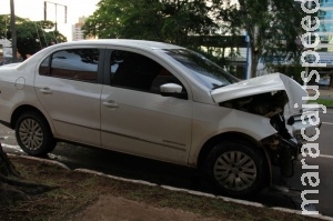 Policial cochila, perde o controle da direção e colide com árvore