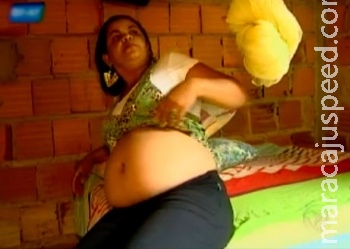 Mulher pede ajuda para descobrir por que barriga cresce e mexe sem ela estar grávida