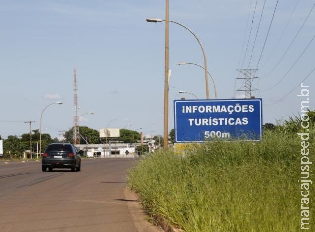 Viajantes reclamam de placa enganosa que indica haver Centro de Informações que não existe