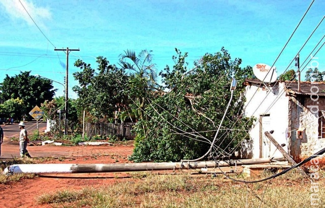 Carreta enrosca em rede elétrica e deixa dois municípios de MS sem energia