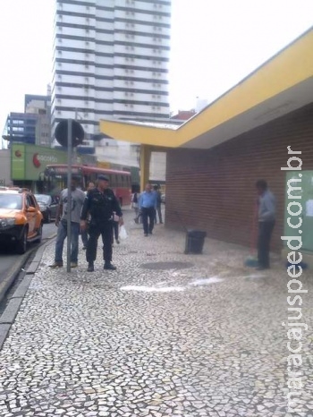 Homem defeca na calçada de terminal rodoviário e é obrigado a limpar