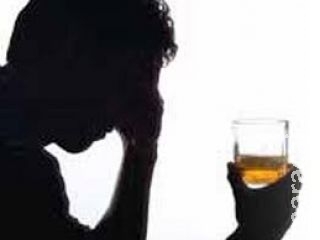Homem morre misteriosamente após consumir álcool e vomitar sangue 