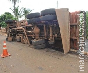 Caminhão carregado com pedras tomba e grávida fica ferida