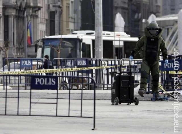 Mulher ataca posto policial com metralhadora na Turquia