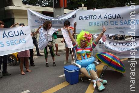 Manifestantes fazem "banho coletivo na casa do Alckmin"