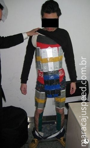 Homem tenta contrabandear 94 iPhones colados ao corpo