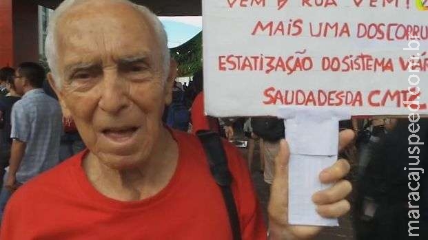  Idoso de 87 anos vai ao seu 16º protesto: País está um lixo