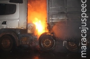 Incêndios em carretas e caminhonete na madrugada assustam moradores