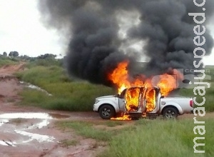 Carro é alvejado, dois morrem e mãe e filho ficam feridos na fronteira