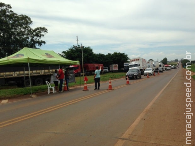 Caminhoneiros continuam com bloqueios em rodovias de MS