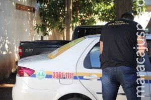 Para escapar de assalto, taxista salta do porta-malas com veículo em movimento