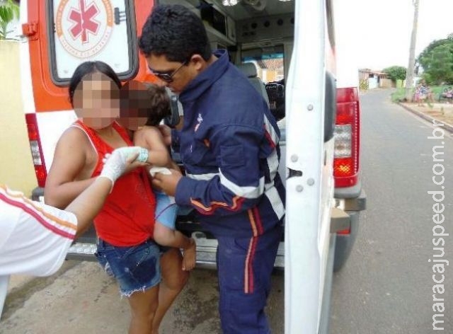 Criança de três anos cai de moto de brinquedo e quebra o braço