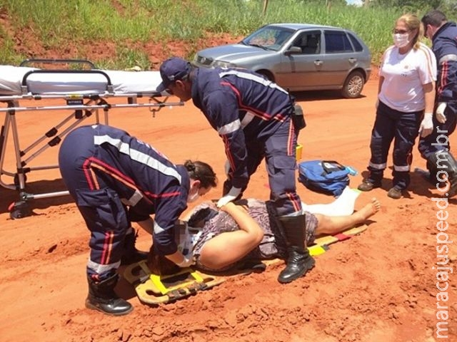 Após brigar com esposo, mulher tenta se matar e se joga de carro em movimento