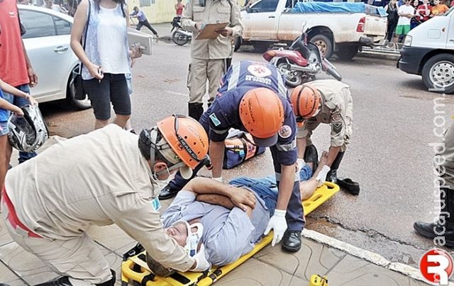 Idoso fica ferido em colisão entre motocicleta e carro no centro de Coxim