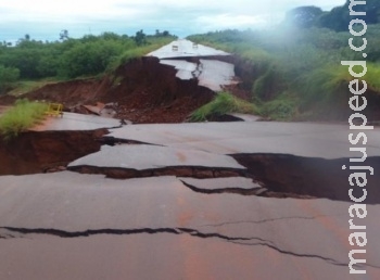 Chuva forte durante a madrugada destrói trecho de estrada no interior de MS