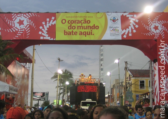 Salvador aprova lei que pune quem jogar lixo no chão e urinar na rua ( mas no Carnaval pode)