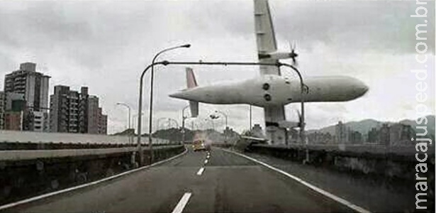 Avião se choca com ponte, cai em rio em Taiwan e mata 23