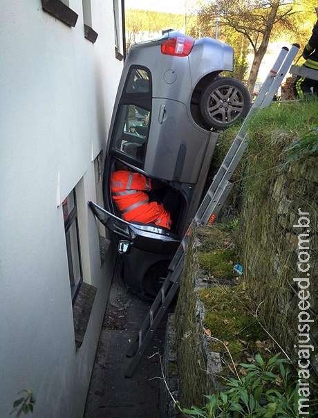  Motorista inglês sobrevive após deixar carro na vertical