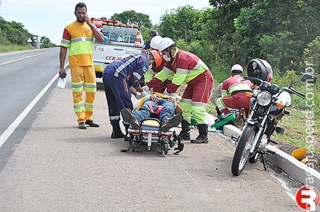 Pneu de motocicleta estoura e provoca queda de condutor e passageiro na BR-163