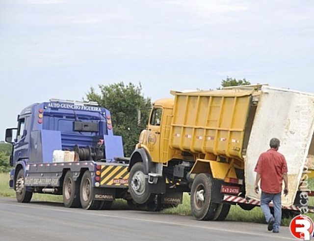 Carga de 4,5 toneladas mexe, motorista perde o controle e caminhão tomba