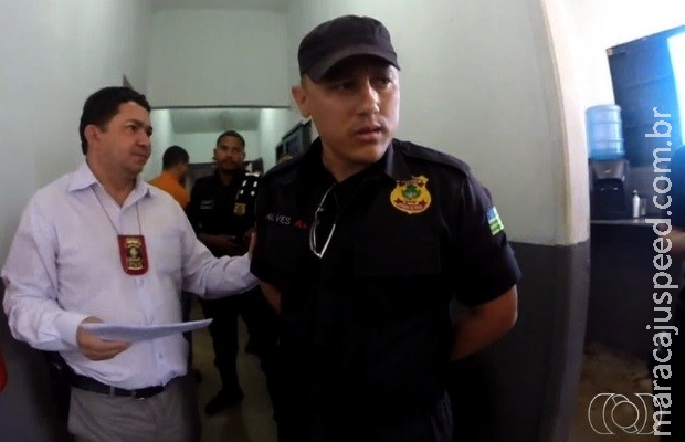 Vídeo flagra agente prisional ajudando preso a fugir de cadeia