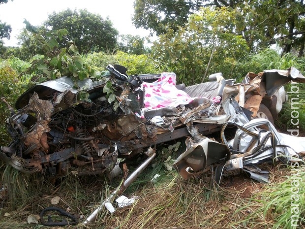 Caminhonete fica destruída em colisão com morte na BR-153