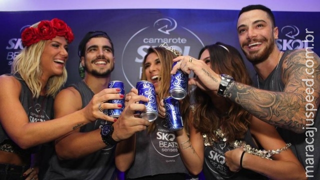 Caio Castro soltinho, ator beijando homem... O que ninguém contou sobre os bastidores do carnaval em