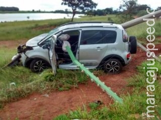 Casal fura barreira policial, foge e bate em poste de energia