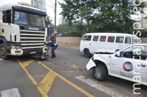 Carreta passa por cima de moto e colide com veículo de emissora