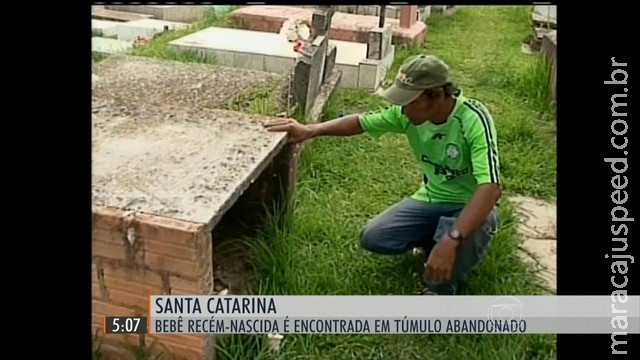 Bebê abandonado em túmulo de cemitério passa bem