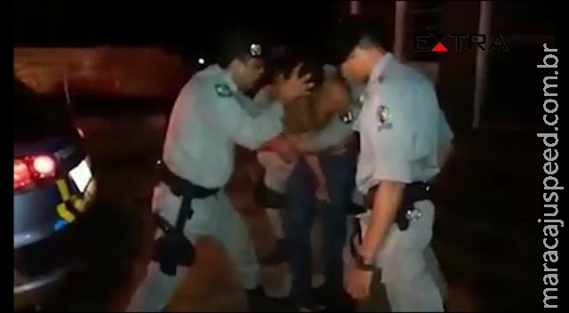 Policiais são flagrados fazendo sessão de exorcismo em suspeito