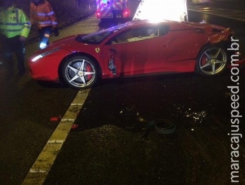 Ferrari capota, motorista sai andando e é obrigado a fazer curso